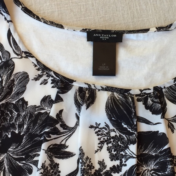 🌹ANN TAYLOR PETITE Black Floral Sleeveless Top - Picture 3 of 4